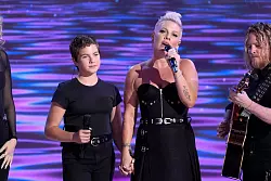 S&auml;ngerin Pink trat gemeinsam mit ihrer Tochter auf. - &copy; J. Scott Applewhite/AP