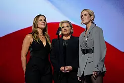 Die weibliche Country-Band &laquo;The Chicks&raquo; sang die Nationalhymne. - &copy; Paul Sancya/AP/dpa