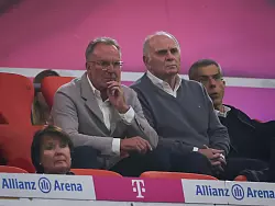 Karl-Heinz Rummenigge (links) und Uli Hoeneß führten den Verein jahrzehntelang an die europäische Spitze. (Archivfoto) - © Christian Charisius/dpa