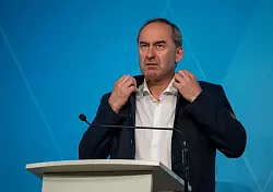 Bayerns Wirtschaftsminister Hubert Aiwanger (Freie Wähler) will mehr Tempo bei Infrastrukturmaßnahmen und fordert dafür auch Rückschritte bei Klagemöglichkeiten. (Archivbild) - © Peter Kneffel/dpa