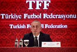 Hat Grund zur Sorge: Ibrahim Haciosmanoglu, Präsident des türkischen Fußballverbands. - © Samet Yalcin/DIA Photo/AP/dpa