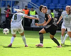 Endlich wieder Bundesliga: Lena Oberdorf (M) steht vor ihrem ersten Ligaspiel für den FC Bayern. - © Uli Deck/dpa