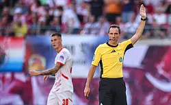 Abseits! Das Tor von Benjamin Sesko f&uuml;r RB Leipzig z&auml;hlte zurecht nicht, Schiedsrichter Benjamin Brand verwehrte die Anerkennung. - &copy; Jan Woitas/dpa