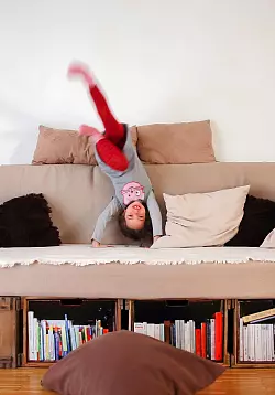 Robuste, pflegeleichte M&ouml;bel und runde Ecken machen das Wohnzimmer familienfreundlich: Waschbare Bez&uuml;ge und stabile Materialien halten dem Alltag stand. - &copy; Mascha Brichta/dpa-tmn