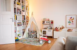 Eine klar definierte Spielecke mit Teppich oder Spielh&auml;uschen schafft Struktur: Kinder f&uuml;hlen sich willkommen und das Chaos bleibt begrenzt. - &copy; Zacharie Scheurer/dpa-tmn