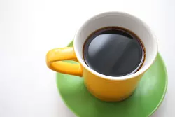 Wirkt Kaffee am Morgen nur so intensiv, weil in der Nacht Entzugserscheinungen entstanden? (Symbolbild) - © Karl-Josef Hildenbrand/dpa