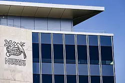 Nestlé trennt sich von zwei Werken in Deutschland. (Archivbild) - © Jean-Christophe Bott/KEYSTONE/dpa