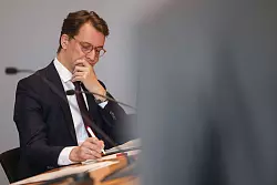 Offener Streit in der Politik koste Kraft und Ansehen, sagt NRW-Ministerpräsident Hendrik Wüst. - © Oliver Berg/dpa