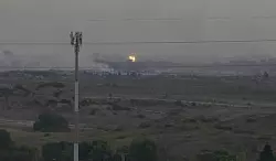 Dieser Ausschnitt aus einem im S&uuml;den Israels aufgenommenen Video zeigt Flammen und Rauch, die nach einem israelischen Luftangriff im Gazastreifen aufsteigen, wie pal&auml;stinensische Sanit&auml;ter berichten. - &copy; Josphat Kasire/AP/dpa