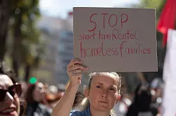 Vor allem der Wohnungsmangel und die überteuerten Mieten setzen den Mallorquinern zu. (Archivfoto) - © Clara Margais/dpa