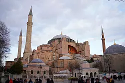 Die Hagia Sophia: Das im 6. Jahrhundert erbaute Wahrzeichen Istanbuls war ursprünglich eine christliche Kirche, dann bis in die 1930er Jahre ein muslimisches Gotteshaus. (Archivbild) - © Tunahan Turhan/SOPA Images via ZUMA Press Wire/dpa