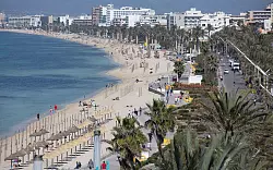 Spanien: Blick auf den Strand Playa de Palma auf Mallorca. (Archivbild) - © Clara Margais/dpa