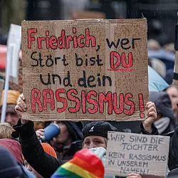 Nicht nur Menschen mit Migrationshintergrund werfen Bundeskanzler Friedrich Merz (CDU) nach seinen &Auml;u&szlig;erungen zu Migration und dem &laquo;Stadtbild&raquo; Rassismus vor. - &copy; Markus Scholz/dpa