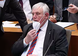 Nordrhein-Westfalens Gesundheitsminister Karl-Josef Laumann zieht federführend für die Landesregierung eine Corona-Bilanz. (Archivbild) - © Oliver Berg/dpa