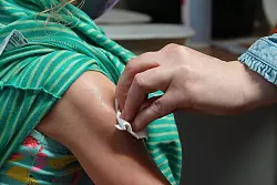 Die Debatte um Nutzen, Risiken und Nebenwirkungen von Corona-Impfungen war in der Pandemie ein Spaltpilz. (Symbolbild) - © Mona Wenisch/dpa