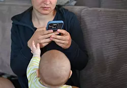 Einige Influencer teilen nicht nur ihr eigenes Leben, sondern auch das ihrer Kinder mit ihren Followern. (Archivbild) - © Elisa Schu/dpa