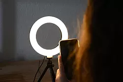 Derzeit wird darüber debattiert, das Mindestalter für Social Media von 13 auf 16 anzuheben, wie die Bundeszentrale für Kinder- und Jugendmedienschutz mitteilt. (Archivbild) - © Niklas Graeber/dpa