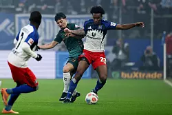 Derby-Duell: Cameron Puertas (l) von Werder Bremen und Aboubaka Soumahoro vom Hamburger SV kämpfen um den Ball. - © Christian Charisius/dpa
