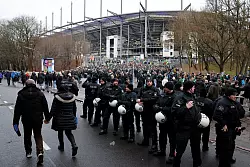 Polizei-Einsatz beim Nordderby zwischen dem Hamburger SV und Werder Bremen. - © Christian Charisius/dpa