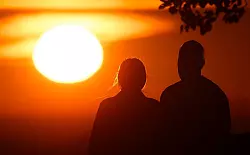 Zumindest bei Blind-Dates haben Frauen eine Vorliebe f&uuml;r etwas j&uuml;ngere M&auml;nner. (Illustration) - &copy; Julian Stratenschulte/dpa