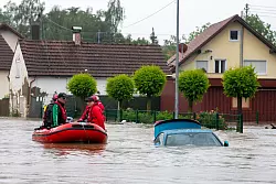 Das Hochwasser richtete sowohl Schäden an, die von der Sachversicherungen gedeckt waren, als auch solche, die in den Kfz-Bereich fallen. (Archivbild) - © Stefan Puchner/dpa