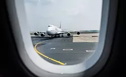 Mulmiges Gef&uuml;hl bei Start oder Landung: Bis zu 25 Prozent der Menschen empfinden Unwohlsein oder Angst vor dem Fliegen. - &copy; Andreas Arnold/dpa/dpa-tmn