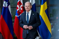 Einem französischen Vorstoß für einen nuklearen Schutzschirm erteilt Scholz eine Abfuhr. - © Wiktor Dabkowski/ZUMA Press Wire/dpa