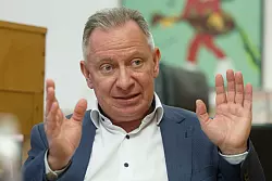 Einer der ersten bekannten Corona-Hotspots in Deutschland vor fünf Jahren war der Kreis Heinsberg in Nordrhein-Westfalen. Landrat Stephan Pusch und der Krisenstab mussten reagieren, als man noch wenig über das Virus wusste. - © Henning Kaiser/dpa