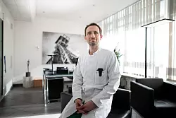 Die Mitarbeiter auf der Intensivstation seien während der Corona-Pandemie immer wieder mit Situationen zwischen Leben und Tod konfrontiert gewesen, erinnert sich Thorsten Brenner, Direktor der Klinik für Intensivmedizin an der Uniklinik Essen. - © Fabian Strauch/dpa