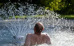 Der Höhepunkt der Hitzewelle in Deutschland naht. - © Thomas Warnack/dpa