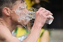 Viel Trinken - ein wichtiger Rat für heiße Tage. - © Sebastian Gollnow/dpa/dpa-tmn