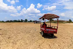 Ein kleiner Wagen f&auml;hrt &uuml;ber eine Fl&auml;che, wo fr&uuml;her die Laguna Lagoa da Francesa war. Aufgrund der D&uuml;rre ist die Lagune verschwunden. - &copy; Aguilar Abecassis/dpa
