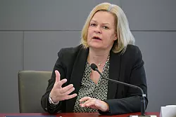 Bundesinnenministerin Nancy Faeser wird beim Kölner Rosenmontagszug dabei sein. (Archivbild) - © Michael Bahlo/dpa