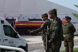 Sicherheitskr&auml;fte leiten Fahrzeuge nach einem Brand auf dem Gel&auml;nde der Weltklimakonferenz. - &copy; Fernando Llano/AP/dpa