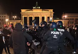 Pro-Pal&auml;stina-Demonstranten streiten sich mit der Polizei vor dem Brandenburger Tor. - &copy; Paul Zinken/dpa