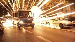 Feuerwerksk&ouml;rper fliegen hinter einem Polizeiauto bei einer nicht angek&uuml;ndigten pro-pal&auml;stinensischen Demonstration in Neuk&ouml;lln. - &copy; -/TNN/dpa