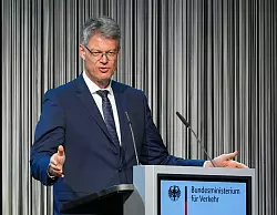 Bundesverkehrsminister Patrick Schnieder hofft, dass die neue Chefin samt neuer Strategie bei der Bahn den Richtungswechsel einleitet. (Archivbild) - &copy; Soeren Stache/dpa