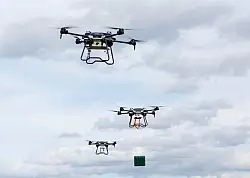 Russische Kampfdrohne trifft Linienbus. (Archivbild) - © Uncredited/AP/dpa