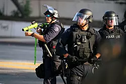 Polizisten sind bei Protesten in Downtown LA im Einsatz. - © Maximilian Haupt/dpa