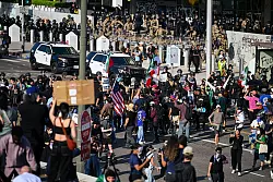 Menschen protestieren gegen die US-Migrationspolitik in Downtown LA. - © Maximilian Haupt/dpa