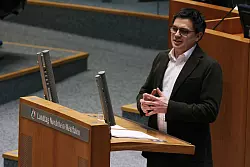 Der nordrhein-westfälische SPD-Landtagsabgeordnete Alexander Vogt spottet über Ministerpräsident Hendrik Wüst (CDU). (Archivbild) - © David Young/dpa