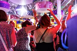 Drei Stunden lang Tanzen und trotzdem vor Mitternacht im Bett sein - bei &laquo;Mama geht Tanzen&raquo; feiern nicht nur M&uuml;tter mit kleinen Kindern. - &copy; Daniel Karmann/dpa