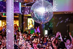 Drei Stunden lang Tanzen und trotzdem vor Mitternacht im Bett sein - bei &laquo;Mama geht Tanzen&raquo; feiern nicht nur M&uuml;tter mit kleinen Kindern. - &copy; Daniel Karmann/dpa