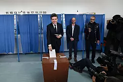 Dan im Wahllokal. - © Eduard Vinatoru/AP/dpa