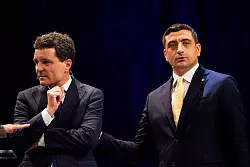 Bei der Präsidenten-Stichwahl in Rumänien treten der Ukraine-Kritiker George Simion (r.) und der Pro-Europäer Nicusor Dan gegeneinander an. - © Andreea Alexandru/AP/dpa