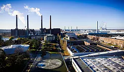 Blauer Himmel über dem VW-Werk in Wolfsburg – doch die Stimmung im Konzern bleibt wechselhaft. (Archivbild) - © Moritz Frankenberg/dpa