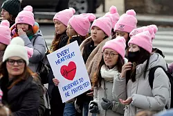 Viele junge Menschen sind nach Washington gekommen. - © Ben Curtis/AP/dpa