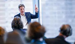 Bei einem Gespr&auml;ch mit Studenten in New York forderte Habeck die USA auf: &laquo;Solve the fucking problems&raquo;. (Archivbild) - &copy; Britta Pedersen/dpa