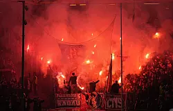 Wegen Pyroeinsatzes musste das Spiel unterbrochen werden. - © Marcus Brandt/dpa