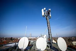 Hier wird ein Telekom-Funkmast verbessert - anderswo haben die Netzbetreiber solche Arbeiten noch vor sich. (Archivbild) - © Daniel Karmann/dpa
